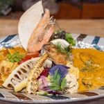 森林食堂 - 料理写真:2025.5 本日のカレーメニュー（1,900円）天使のエビ（300円）筍ソテー（400円）