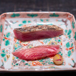 Narayamachi Ao - Ikijima Yaito Katsuo – The belly side in the front is served with a smoked salt, ginger, green onion, and sesame oil sauce, while the back side is lightly salted.
