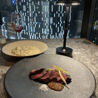 L'atelier de oto - なんか赤身の肉。奥はトリュフのチーズリゾット