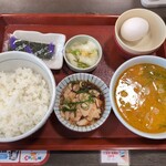なか卯 - こだわり卵の鶏小鉢朝食（豚汁変更）