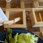 masu cafe - かんなくずをお出汁に浸す