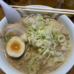 ラーメンの店 ホープ軒 - サービスのネギを入れ、息子と交換した煮卵です。