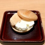 匠 進吾 - いつもの、塩ときな粉アイスの最中。
      大好きシリーズです。