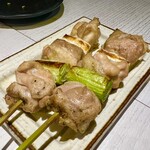 とり囲 - いつも必ず頼む、ねぎま。鶏の旨みと炭火焼きされた葱との素晴らしいコンビネーション。