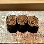 匠 進吾 - 大好物です。
      この季節のスペシャリテとも言える、螢烏賊の巻物。
      螢烏賊をたたいて、木の芽と一緒に巻くのですが、シャリの酸味とか海苔の香りとも相性バッチリ♪
      やっぱり美味しかったー！