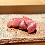 匠 進吾 - 見た目に比べて、まったくクドさはありません。
      もう、雰囲気は夏鮪に近いですね。美味しい。