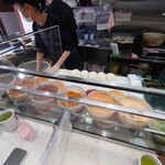 おにぎりぼんご - 握っている所　左側3個が自分のです