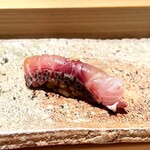 匠 進吾 - この日一番は、このイサキです！
      以前もいただいて感動した覚えがありますが、この皮まわりの旨味の濃さと味わいの力強さ。
      私には、初夏の主役はイサキですね(^^)