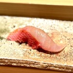 匠 進吾 - 金目の昆布〆。これまた美味しい！
      少し旨味を足す程度の昆布の〆加減で、魚種本来の味わいも際立っています。