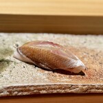 299086575 - 肉厚でフワフワの春子鯛。
                        爽やかな旨味が、ふうっと広がります。