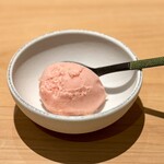 匠 進吾 - 苺シャーベットも、ますます美味しくなってます。
      お鮨屋さんでデザートが美味しいのは、何気にめちゃめちゃ嬉しい(^^)