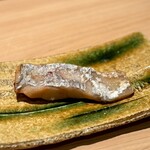 匠 進吾 - 太刀魚の酒盗醤油焼き。
      ツマミ用に塩味しっかり。とはいえ、個人的にはもう少し優しくてもいいかな。