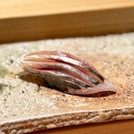 匠 進吾 - 鯵もいいですねぇ。
      脂乗りは控えめですが、弾力と旨味は充実。薬味も絶妙です。