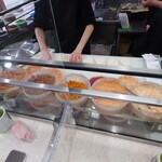 おにぎりぼんご - 握っている所　左側3個が自分のです