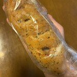 パリクロアッサン - この中に丸ごとウインナー1本入ってる
ガーリック風味で良いツマミだな、こりゃ☆
案の定その夜、お◯んの胃へ