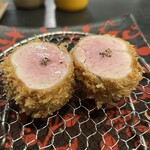 とんかつ ふじ井 - ヘレ、黒胡椒が少し乗ってます。