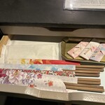 とんかつ ふじ井 - お箸とかはテーブルの引き出しに