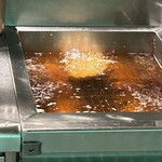 とんかつ ふじ井 - シュワシュワと揚げてます。