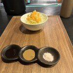 とんかつ ふじ井 - キャベツとソース類