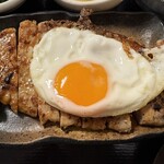 彩菜 - 目玉焼き on 豚ロースみそ漬焼