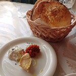 ムラート - 【スペシャルケバブランチ】自家製パン／前菜の盛り合わせ３種類