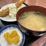 三洋食堂 - 味噌汁はわかめとキャベツが具でした。