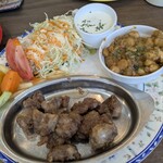 レバーソテーと豆カレー　なかなかない組み合わせかと思いチョイスしました。