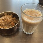 MAK's Dining - 右)サービスのチャイ