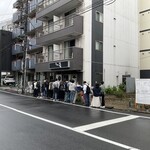 手打ち 蓮 - 店舗外観（待ち客）