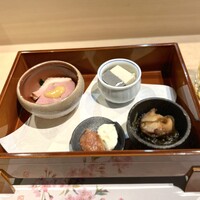 恵比寿 鮨 おぎ乃 - ・合鴨ロース
                    ・もずく酢とタコ
                    ・マスカルポーネといか塩
                    ・胡麻豆腐