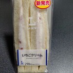 LAWSON - 料理写真:いちごクリームサンド