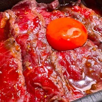 焼肉㐂舌 南船場 - 熟成イチボ肉タタキステーキのお重アップ