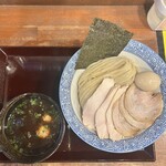 麺や而今 - 京小麦の清湯醤油つけ麺・300g（1400円）＋ミックスチャーシュー（400円）＋半熟味付け煮卵（150円）