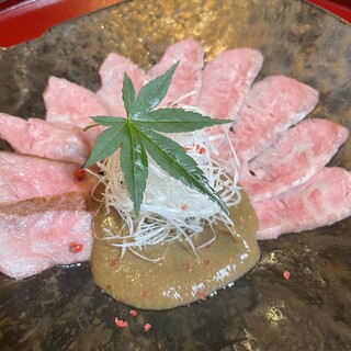 低温調理と炭火焼きにて仕上げる手間暇かけた逸品をご堪能あれ