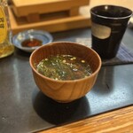寿し辰 - 女将さんのお味噌汁。
      出汁は鰹のみ、味噌は八丁味噌。具材はワカメと刻みネギのシンプルなお味噌汁なんですが、これがもう〜、染み渡るのよ〜♡(*´ω`*)