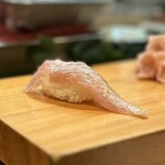 寿し辰 - イサキ。
      見て！この美しい桜色の身、脂の照りを！！
      ｳﾏ━━━ ♪ヽ(ﾟ∀ﾟ)ﾒ(ﾟ∀ﾟ)ﾒ(ﾟ∀ﾟ)ﾉ━━━ｲ♪♪