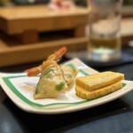 寿し辰 - えびの春巻揚げ（¥850税抜き）
      海老と枝豆、白はんぺんを春巻きの皮で巻いて揚げてあります。これがもう〜サックサクで最高♪
       ｳ,ｳﾏ━━━Ψ(°д°;!)━━━ｽ!!!!!