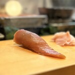 寿し辰 - 漬け鮪。
      まず醤油の塩梅が絶妙なんです♪
      そしてなによりねっとりとした食感がたまらない！………( °ω°; )、、、激ウマ〜！！！