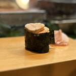 寿し辰 - あん肝軍艦。
      青森産の極上のあん肝です♡(≧∀≦)ｳｷｬｰ
      ふっくら艶やかで、口に入れると濃厚にトロけて♡
      いいあん肝ってこんなに香り高いものなのね♪