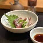 寿し辰 - 鰹の銀皮造り（値段不明）
      エッジがビッと立ってみずみずしい、さすがの仕事！( •̀ω• )૭✧ｳﾏｲ