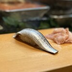寿し辰 - 〆鰯。
      銀色に美しく輝く鰯の肌、そして絶妙な酢の締め加減♡(*´ω`*)