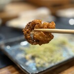 寿し辰 - げその唐揚げ（¥700税抜き）
      その辺のチェーン居酒屋のゲソ唐とはレベチ！
      ザクザク衣に寿司屋クオリティの新鮮なゲソですもん♡ ('ﾛ')/'ﾛ')/'ﾛ')/'ﾛ')/うまーイ!!!