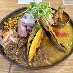 虹の仏 - 出汁キーマ+あいがけ+ナスのフライ+ポークソテー（100g）