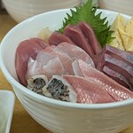 ふくえもん - 今回の海鮮丼は、メバチマグロ、カンパチ、真鯛、太刀魚の炙り、金目鯛