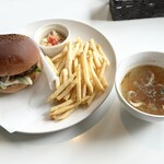 クラップスダイナー - 「クラップス ランチＡ　（チーズバーガー、コールスロー、フライドポテト、スープ付き）」¥1,080