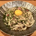 千ふく - 烏骨鶏の卵と生めかのぶぶっかけそば+スーパーねばねば(生のめかぶ、ひきわり納豆、鮪中落ち)