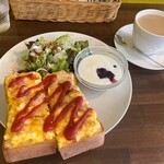 かどでcafe - こちらは定番（╹◡╹）　サラダにヨーグルトのデザートまで付いていてお得感満載！お値段、630円ですよ〜ん♪