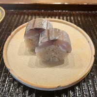 鎌倉 北じま - 鯵棒鮨　赤酢のしっかりとした舎利が鯵の甘みとうまみをしっかり受け止めます