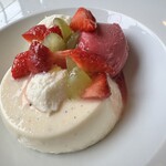 タンタ フェリチッタ - ビアンコマンジャーレ　カシスジェラート添え