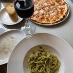 タンタ フェリチッタ - クワトロフォルマッジ(奥)とグラスワイン赤